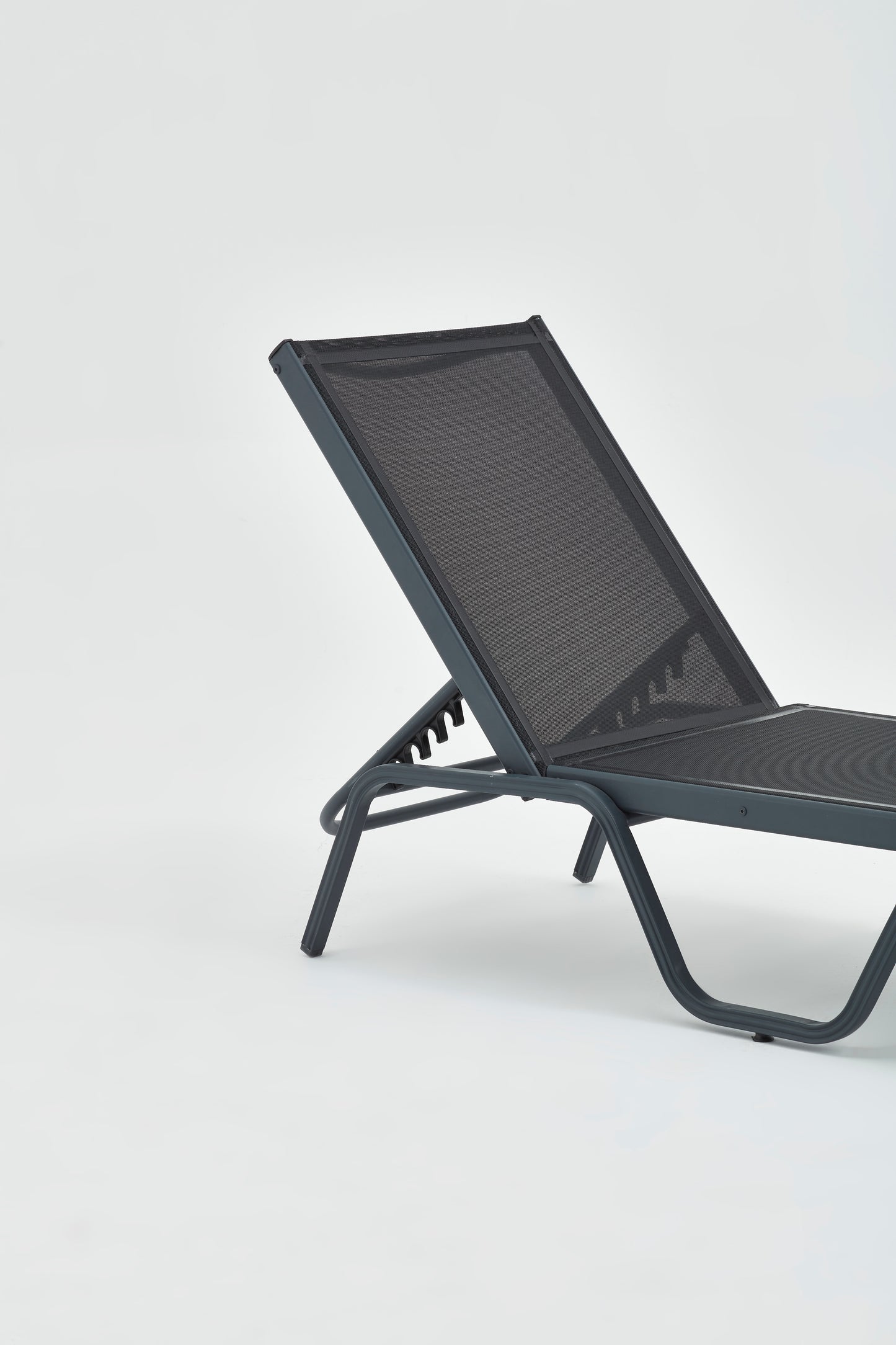 Haute Outdoor Lounge Chair with Mesh Fabric – Weather-Resistant & Stylish