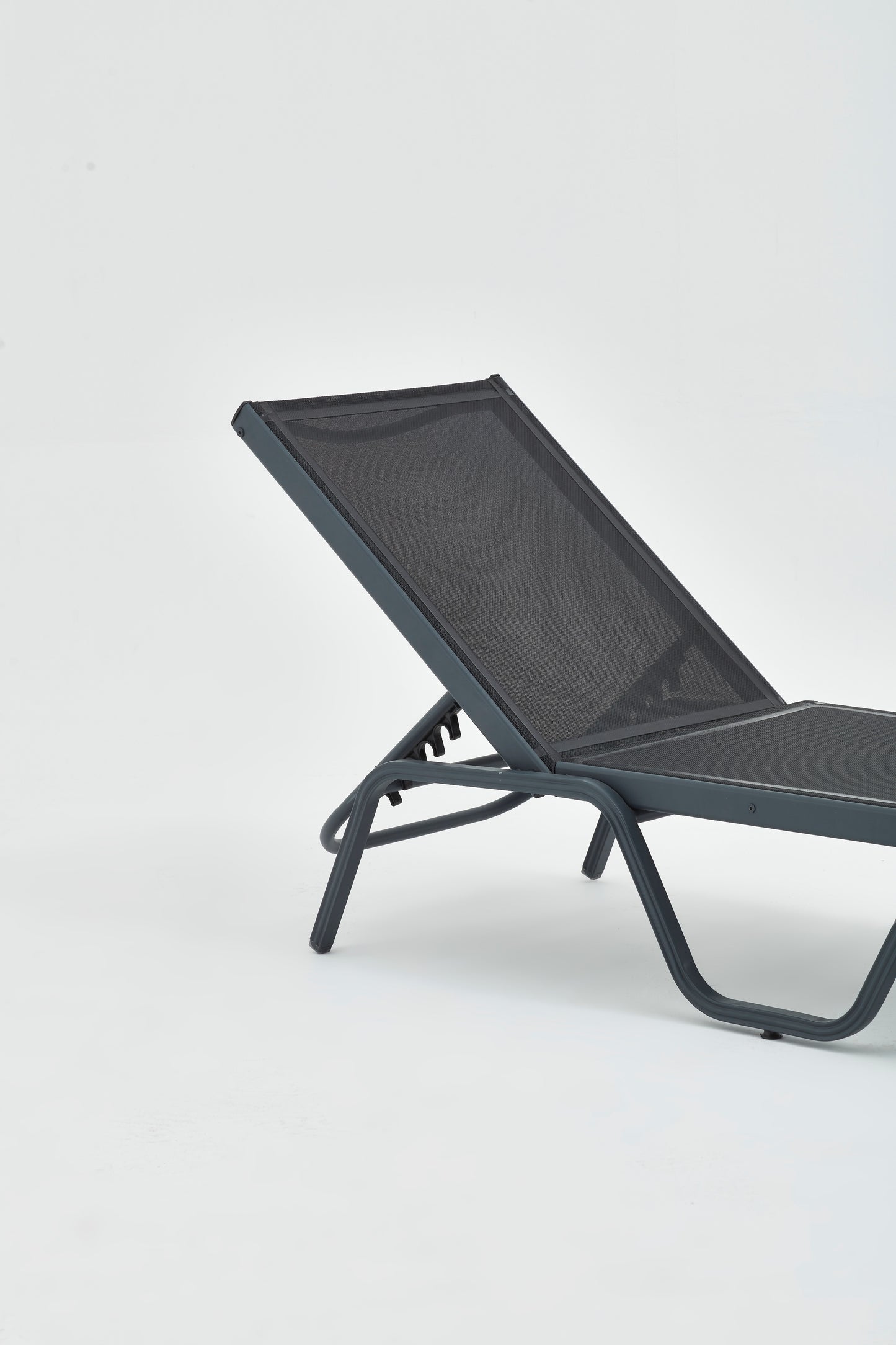 Haute Outdoor Lounge Chair with Mesh Fabric – Weather-Resistant & Stylish