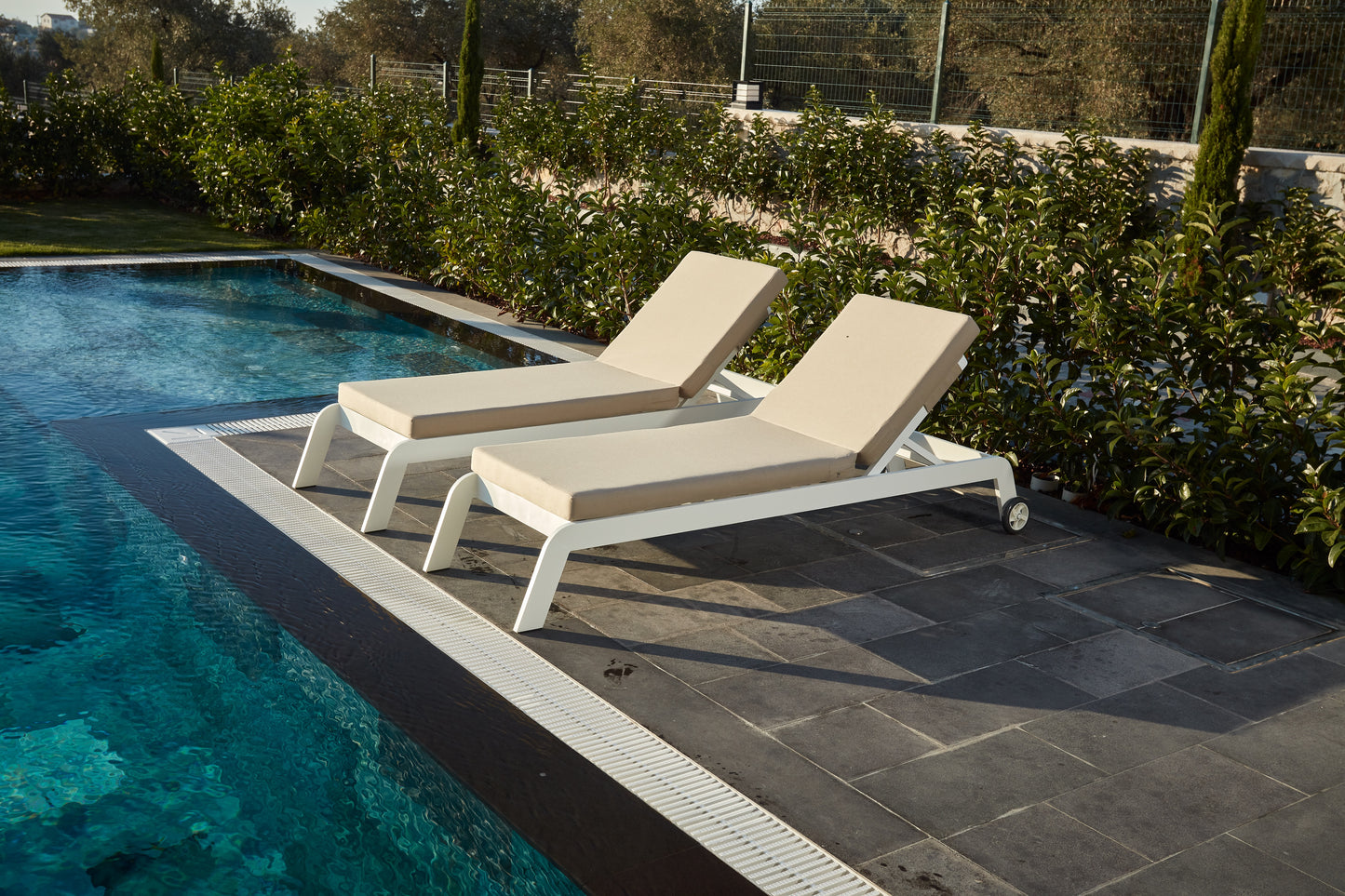 Persa Aluminum Sunbed with Olefin Fabric – Stylish & Weather-Resistant
