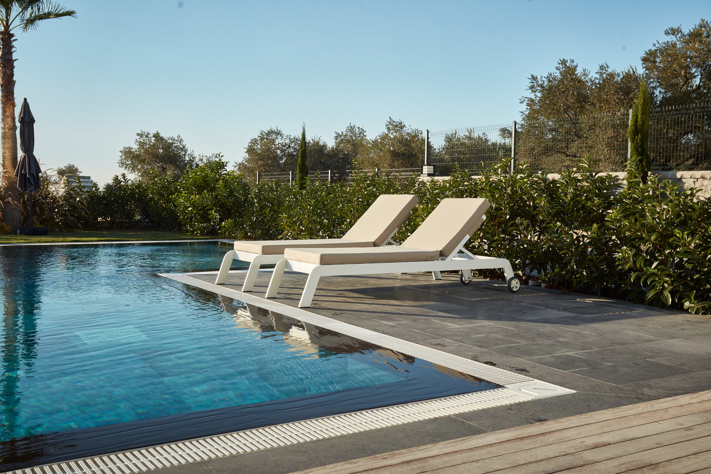 Persa Aluminum Sunbed with Olefin Fabric – Stylish & Weather-Resistant