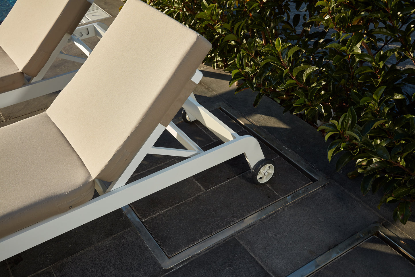 Persa Aluminum Sunbed with Olefin Fabric – Stylish & Weather-Resistant
