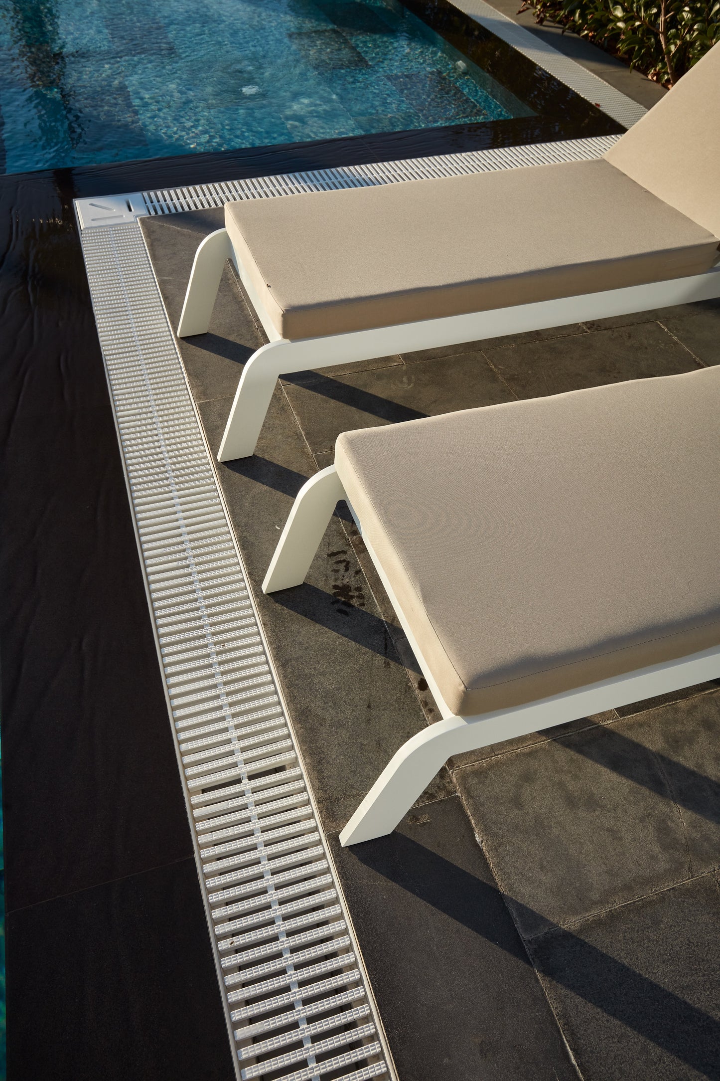 Persa Aluminum Sunbed with Olefin Fabric – Stylish & Weather-Resistant