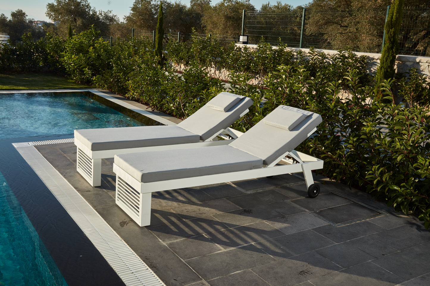Taj Mahal Aluminum Sunbed with Olefin Fabric – Elegant & Durable for Outdoors