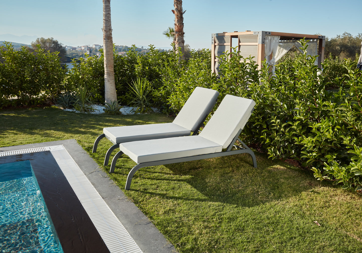 Azul Outdoor Lounge Chair with Olefin Fabric – Durable & Stylish