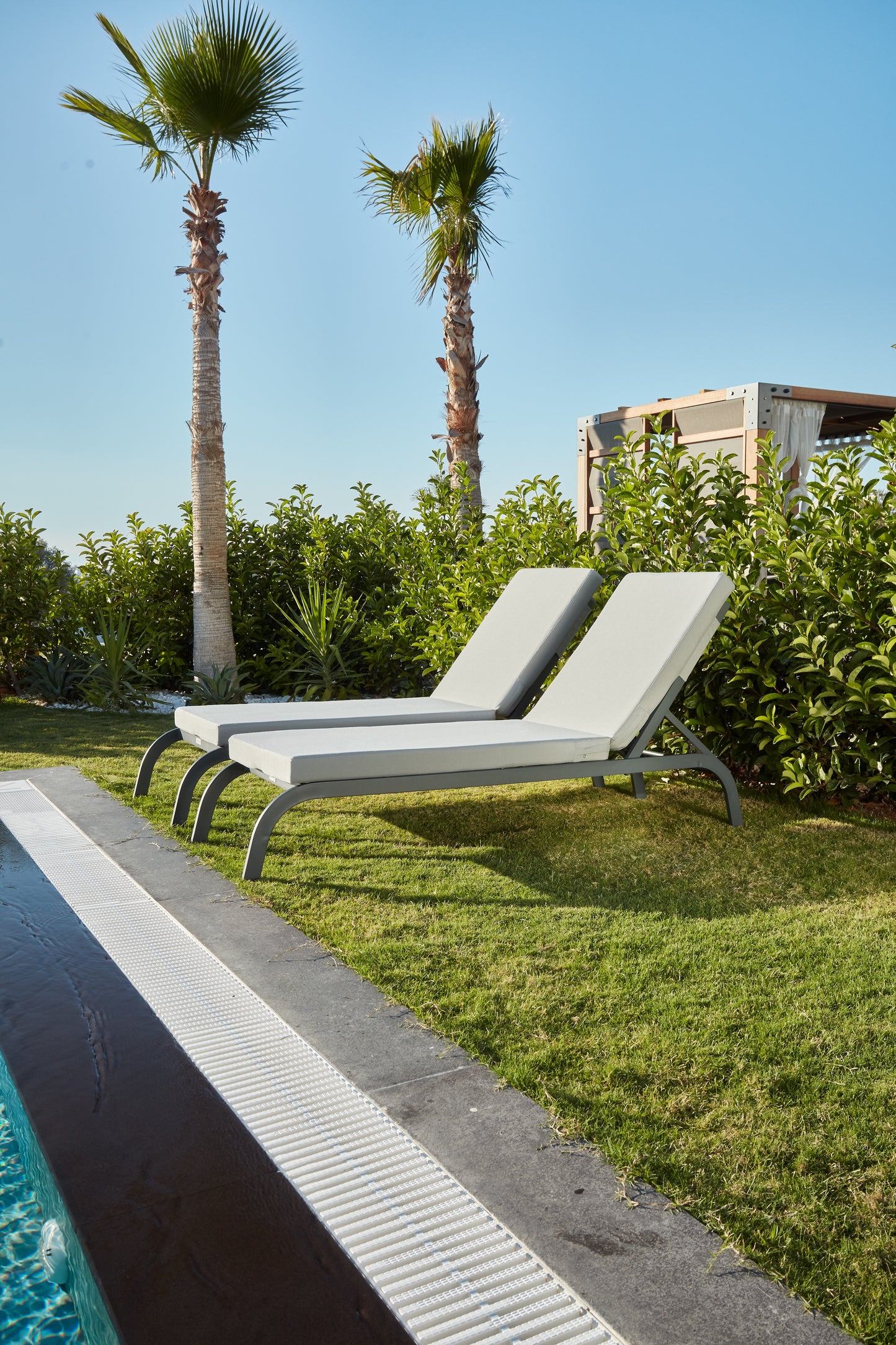 Azul Outdoor Lounge Chair with Olefin Fabric – Durable & Stylish