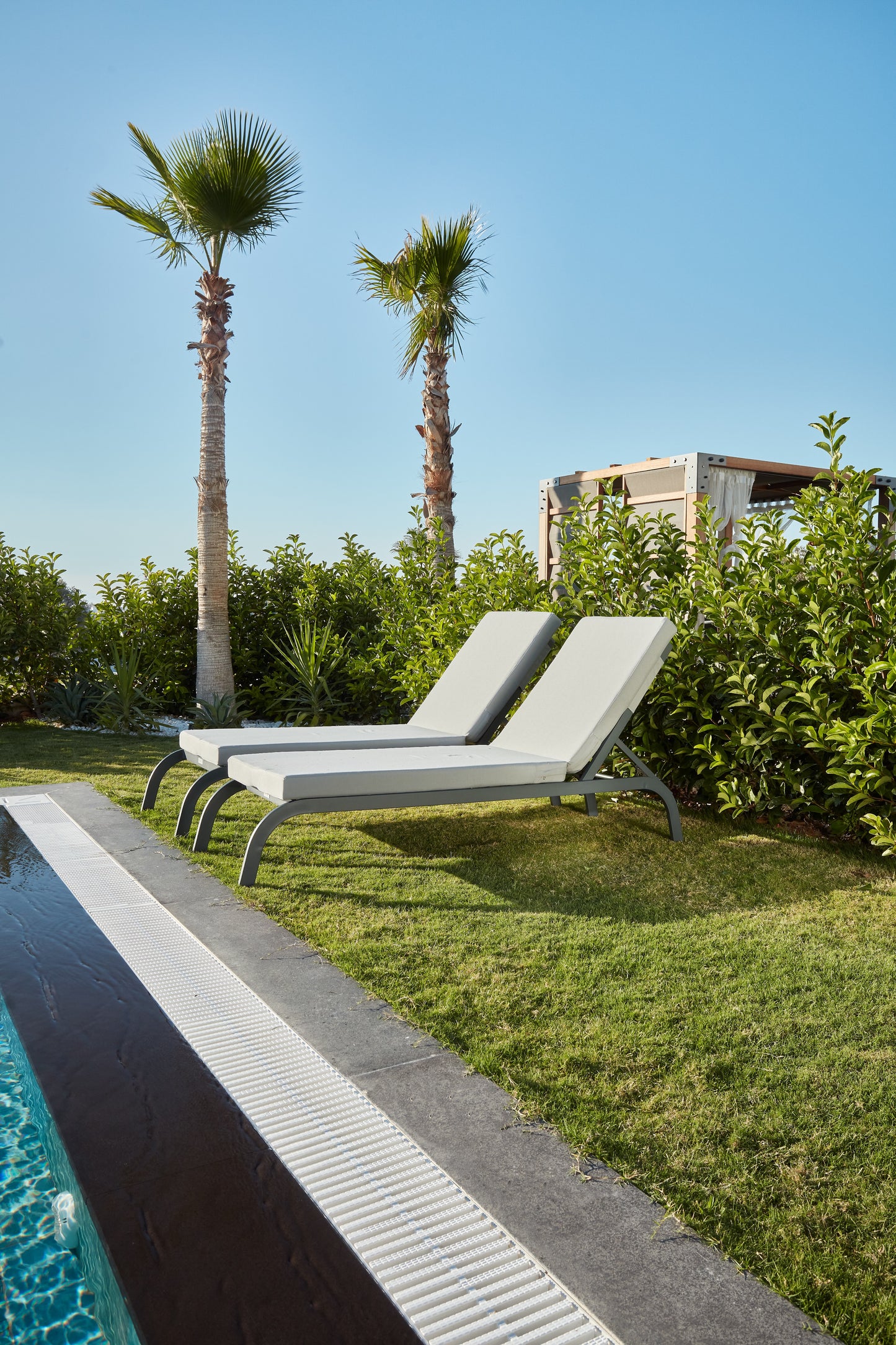 Azul Outdoor Lounge Chair with Olefin Fabric – Durable & Stylish